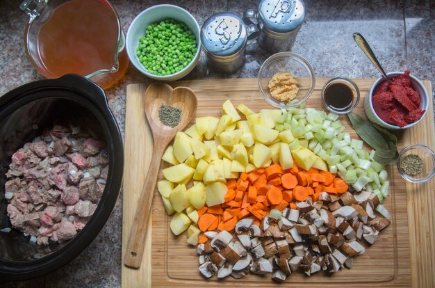 Измельчение ингредиентов через мясорубку