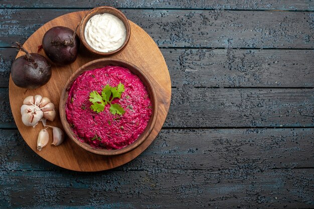 Свекла с варёным яйцом и чесноком