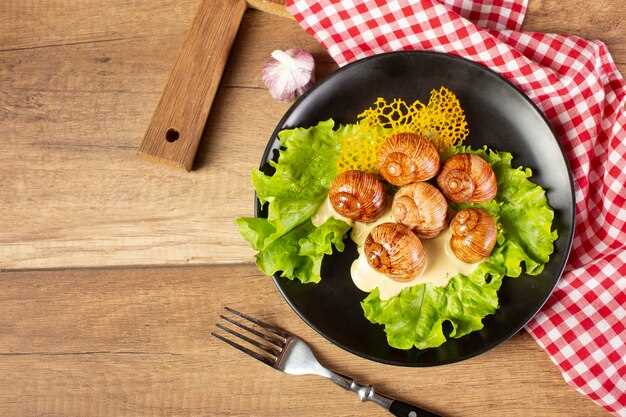 Праздничный салат с сыром и клюквой