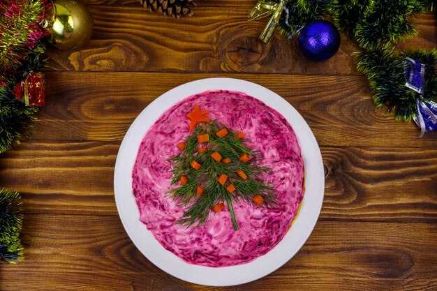 Классический салат с свеклой, майонезом и орехами