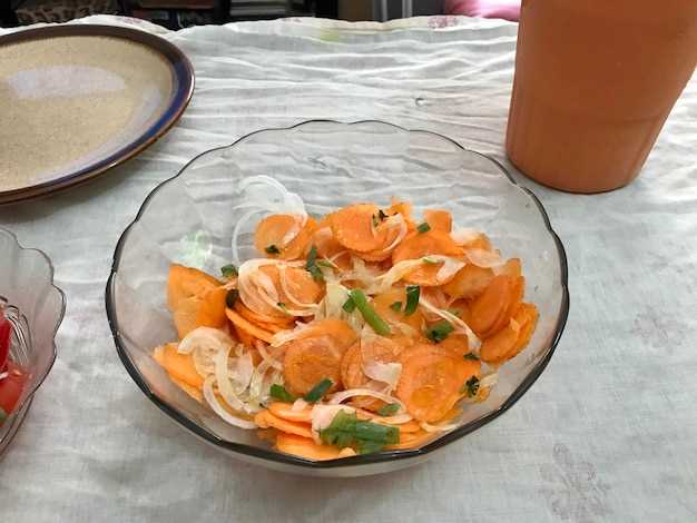 Легкий овощной салат с зеленым луком и кунжутом
