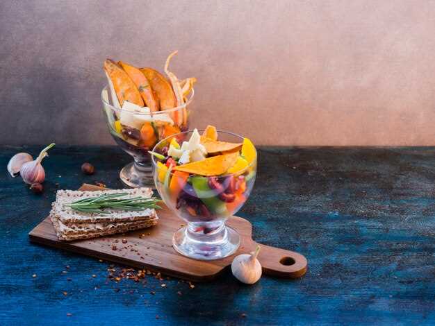 Обработка копченой курицы: отделение мяса и удаление костей
