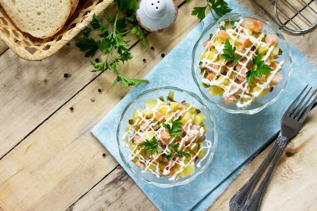 Летний салат с укропом, лимонным соком и творожным сыром